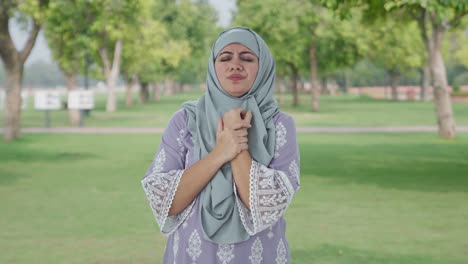 Mujer-Musulmana-Que-Sufre-De-Artritis-En-El-Parque