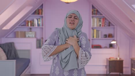 Mujer-Musulmana-Teniendo-Un-Ataque-Al-Corazón