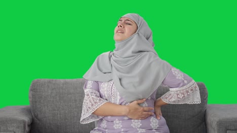 Mujer-Musulmana-Enferma-Que-Sufre-De-Dolor-De-Espalda-Pantalla-Verde