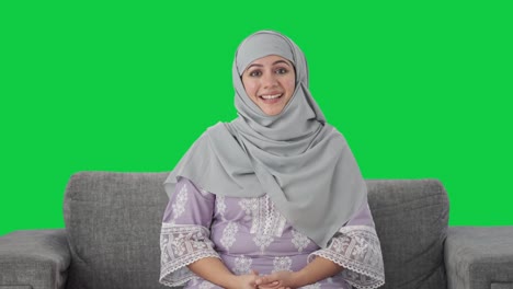 Glückliche-Muslimische-Frau,-Die-Mit-Jemandem-Auf-Grünem-Bildschirm-Spricht