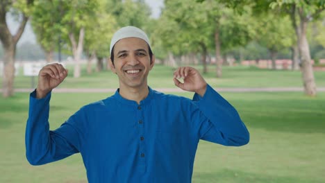 Glücklicher-Muslimischer-Mann-Tanzt-Und-Genießt-Im-Park