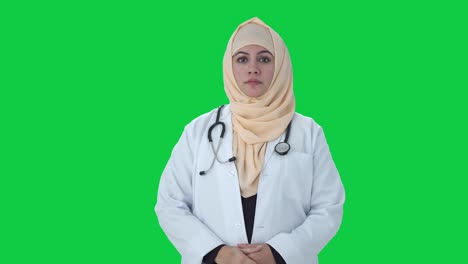 Doctor-Musulmán-Serio-Mirando-La-Pantalla-Verde-De-La-Cámara