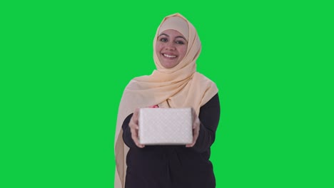 Glückliche-Muslimische-Frau,-Die-Ein-Geschenk-Auf-Grünem-Bildschirm-Macht