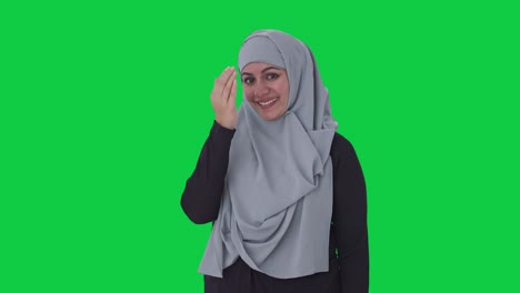 Mujer-Musulmana-Feliz-Haciendo-Pantalla-Verde-Adaab