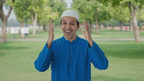 Glücklicher-Muslimischer-Mann,-Der-Im-Park-Vor-Der-Kamera-Lacht