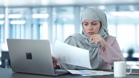 Verwirrte-Muslimische-Geschäftsfrau-Liest-Und-Unterschreibt-Dokumente