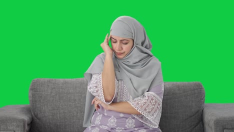 Mujer-Musulmana-Enferma-Que-Sufre-De-Dolor-De-Cabeza-Pantalla-Verde