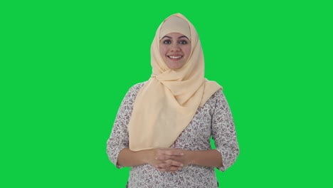 Glücklicher-Muslimischer-Lehrer,-Der-Zum-Grünen-Bildschirm-Der-Kamera-Lächelt