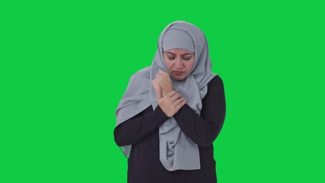 Mujer-Musulmana-Enferma-Que-Sufre-De-Artritis-Pantalla-Verde