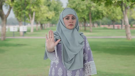 Mujer-Musulmana-Enojada-Pidiendo-Parar-En-El-Parque