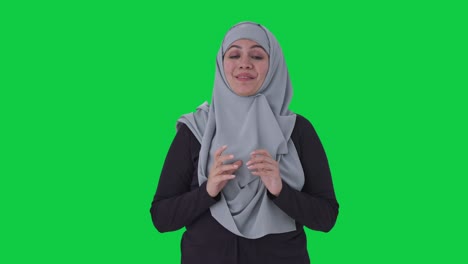 Glückliche-Muslimische-Frau,-Die-Mit-Dem-Grünen-Bildschirm-Der-Kamera-Spricht