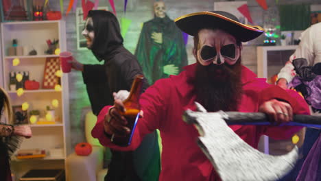 Hombre-Barbudo-Vestido-Como-Un-Pirata-Celebrando-Halloween