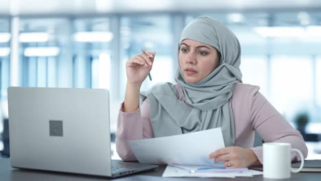 Verwirrte-Muslimische-Geschäftsfrau,-Die-Im-Büro-Arbeitet