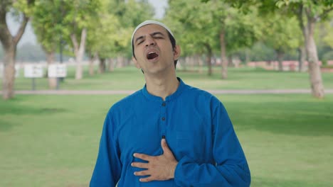Kranker-Muslimischer-Mann,-Der-Im-Park-Einen-Asthmaanfall-Hat