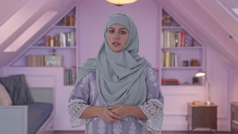 Mujer-Musulmana-Hablando-A-La-Cámara