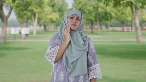 Mujer-Musulmana-Que-Sufre-De-Dolor-De-Muelas-En-El-Parque