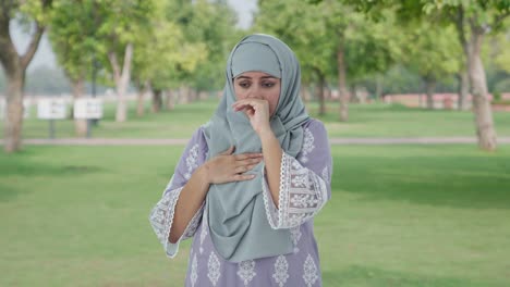 Kranke-Muslimische-Frau,-Die-Im-Park-An-Fieber-Leidet