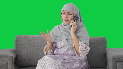 Wütende-Muslimische-Frau,-Die-Auf-Dem-Grünen-Bildschirm-Des-Telefons-Spricht