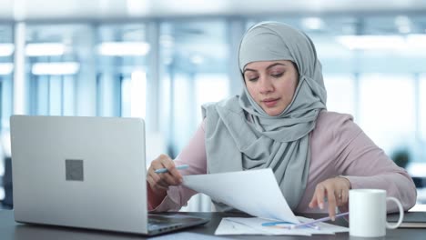Glückliche-Muslimische-Geschäftsfrau,-Die-Im-Büro-Arbeitet