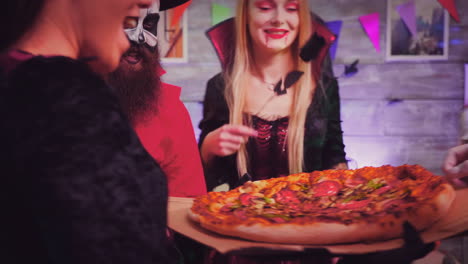 Folgeaufnahme-Eines-Hexenmädchens,-Das-Mit-Pizza-Ankommt