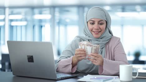 Feliz-Empresaria-Musulmana-Contando-Dinero