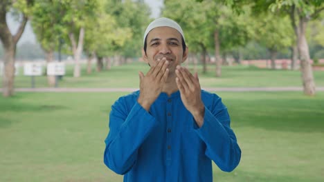 Glücklicher-Muslimischer-Mann,-Der-Im-Park-Fliegende-Küsse-Gibt
