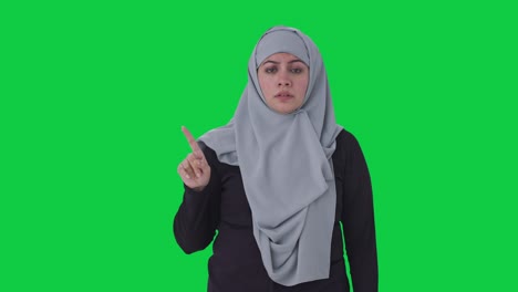 Mujer-Musulmana-Enojada-Pidiendo-Detener-La-Pantalla-Verde