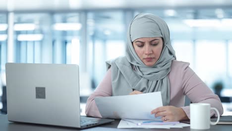 Muslimische-Geschäftsfrau,-Die-Im-Büro-Arbeitet
