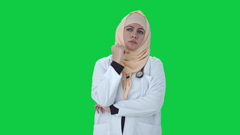 Médico-Musulmán-Confundido-Pensando-En-Algo-En-Pantalla-Verde