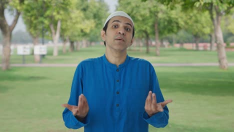 Hombre-Musulmán-Confundido-Haciendo-Qué-Pregunta-En-El-Parque