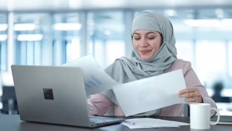 Glückliche-Muslimische-Geschäftsfrau,-Die-Dokumente-Liest-Und-Unterzeichnet