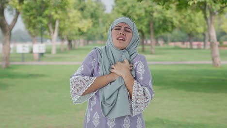 Mujer-Musulmana-Teniendo-Un-Ataque-Al-Corazón-En-El-Parque