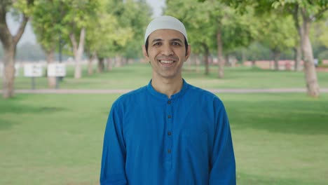 Hombre-Musulmán-Feliz-Sonriendo-A-La-Cámara-En-El-Parque