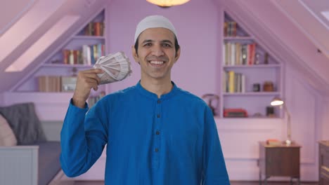 Glücklicher-Muslimischer-Mann,-Der-Geld-Als-Fan-Nutzt