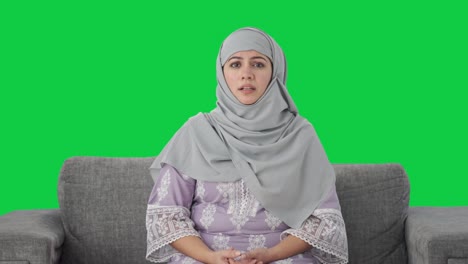 Mujer-Musulmana-Hablando-Con-Alguien-Pantalla-Verde