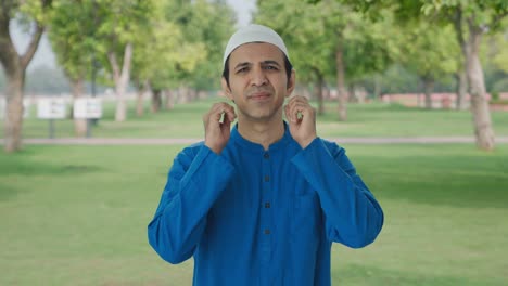 Hombre-Musulmán-Culpable-Pidiendo-Perdón-Y-Disculpándose-En-El-Parque