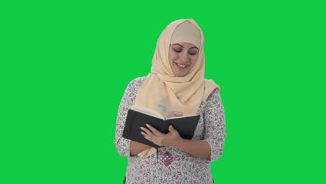 Glücklicher-Muslimischer-Lehrer,-Der-Am-Grünen-Bildschirm-Der-Klasse-Teilnimmt