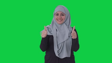 Fröhliche-Muslimische-Frau-Zeigt-Daumen-Hoch,-Grüner-Bildschirm