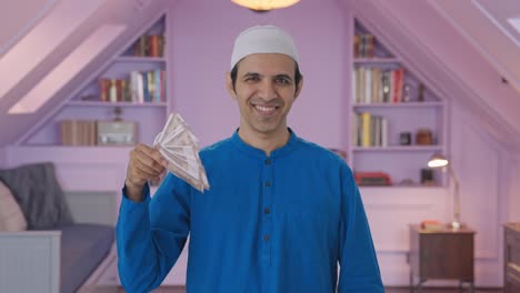Hombre-Musulmán-Egoísta-Usando-Dinero-Como-Fan