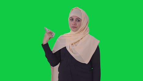 Mujer-Musulmana-Egoísta-Usando-Dinero-Como-Pantalla-Verde-De-Ventilador