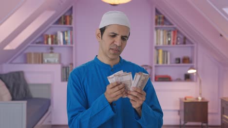 Trauriger-Muslimischer-Mann,-Der-Geld-Zählt