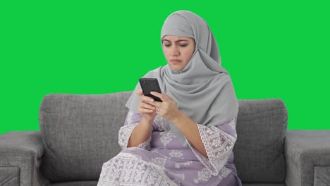 Wütende-Muslimische-Frau,-Die-Jemandem-Eine-Nachricht-Auf-Grünem-Bildschirm-Sendet