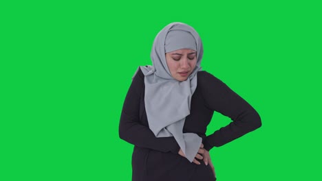 Kranke-Muslimische-Frau,-Die-Unter-Rückenschmerzen-Leidet,-Grüner-Bildschirm