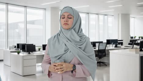Muslimische-Geschäftsfrau-Wartet-Auf-Jemanden