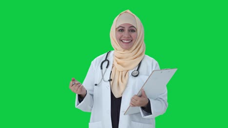 Feliz-Médico-Musulmán-Hablando-Con-La-Pantalla-Verde-Del-Paciente
