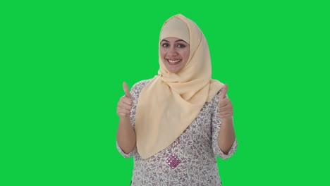 Fröhlicher-Muslimischer-Lehrer-Zeigt-Daumen-Hoch,-Grüner-Bildschirm