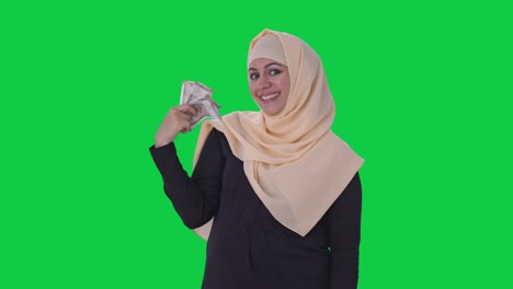 Mujer-Musulmana-Feliz-Usando-Dinero-Como-Pantalla-Verde-Del-Ventilador
