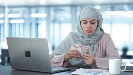Traurige-Muslimische-Geschäftsfrau,-Die-Geld-Zählt