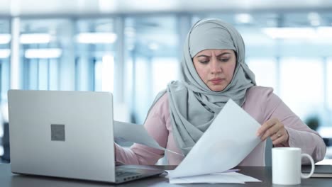 Frustrierte-Muslimische-Geschäftsfrau,-Die-Im-Büro-Arbeitet