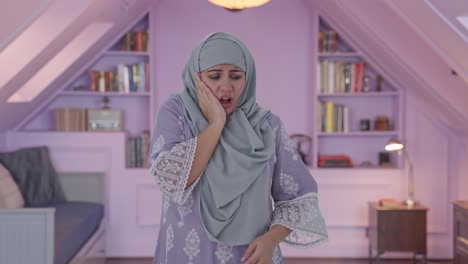 Kranke-Muslimische-Frau,-Die-Unter-Zahnschmerzen-Leidet